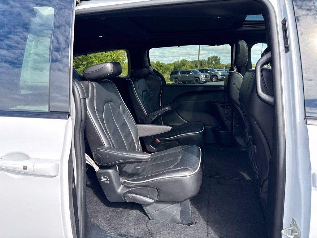 Used 2025 Chrysler Pacifica Limited FWD image 14