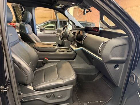 Used 2025 Ford Expedition Platinum w/ Stealth Performance Package AWD/4WD image 32