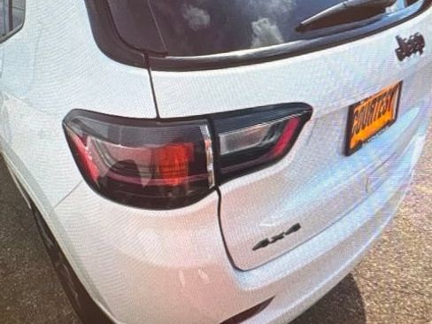 Used 2022 Jeep Compass High Altitude AWD/4WD image 16