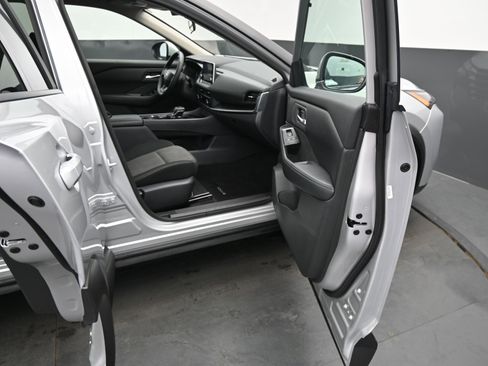 Used 2025 Nissan Rogue SV image 13