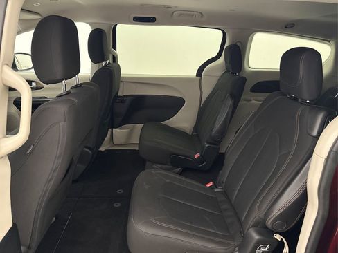 Used 2018 Chrysler Pacifica LX FWD image 10