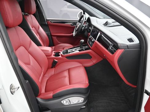 Certified 2024 Porsche Macan S AWD/4WD image 29