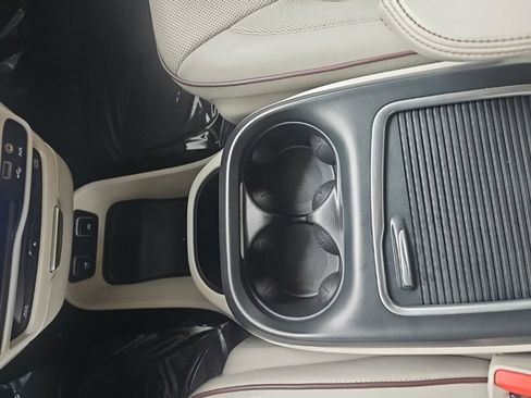 Used 2017 Chrysler Pacifica Limited FWD image 30