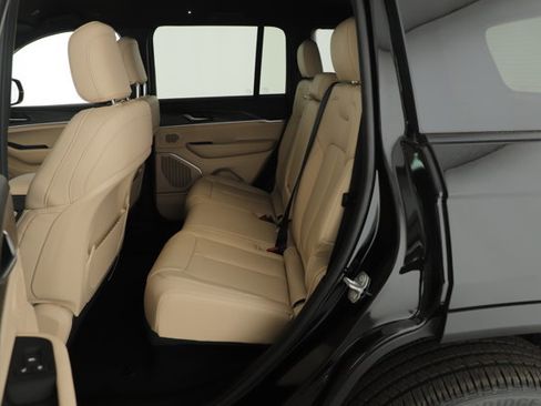 New 2026 Jeep Grand Cherokee Limited RWD image 9