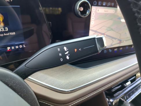 Used 2025 Chevrolet Suburban High Country image 16