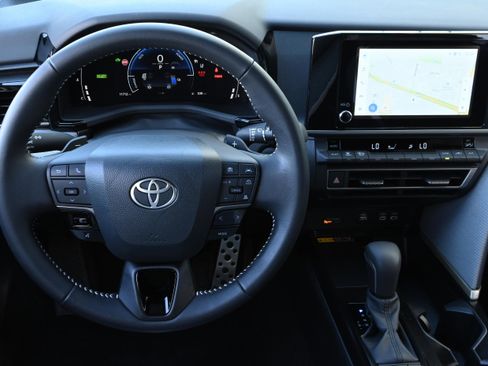 Used 2025 Toyota Camry SE image 13