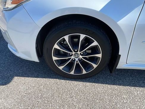 Used 2017 Toyota Avalon XLE Premium image 10