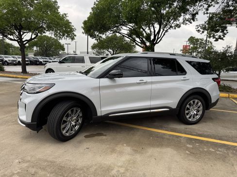 Used 2025 Ford Explorer Platinum image 12
