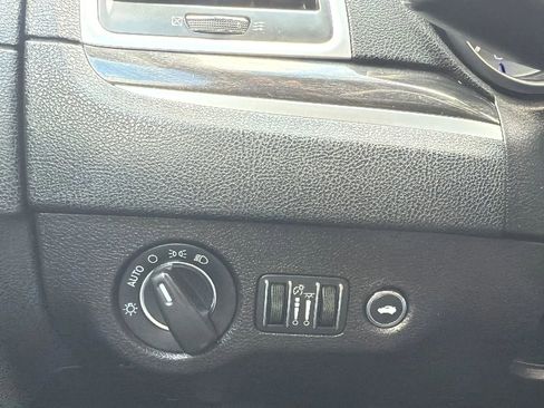 Used 2019 Chrysler 300 Touring w/ Chrome Appearance Package image 14