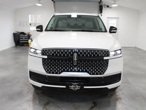 New 2026 Lincoln Navigator Reserve image 2