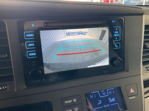 Used 2017 Toyota Sienna XLE image 17