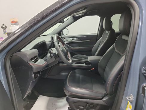 Used 2025 Ford Explorer ST image 2