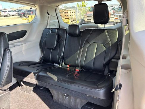 Used 2024 Chrysler Pacifica Touring-L FWD image 13