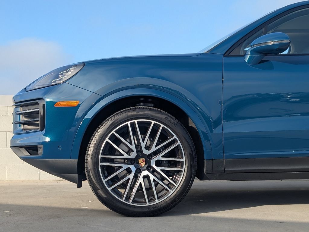 Certified 2025 Porsche Cayenne AWD/4WD image 9