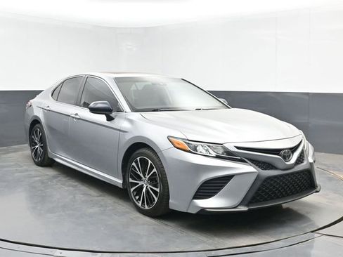 Used 2020 Toyota Camry SE FWD image 2