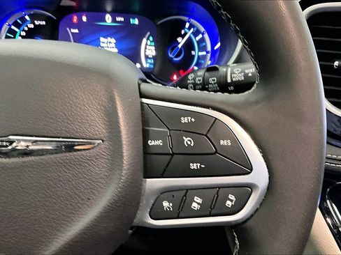 Used 2024 Chrysler Pacifica Select image 12