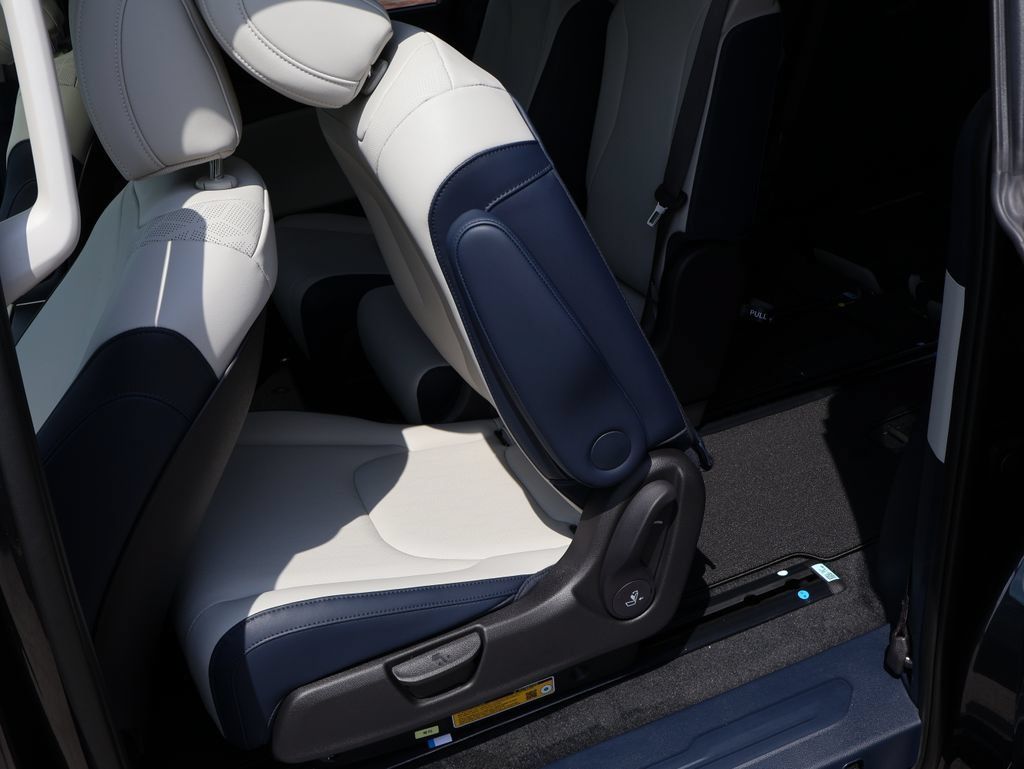New 2026 Kia Carnival SX w/ SX Dark Edition Package FWD image 16
