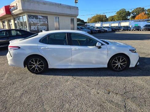Used 2021 Toyota Camry SE image 4