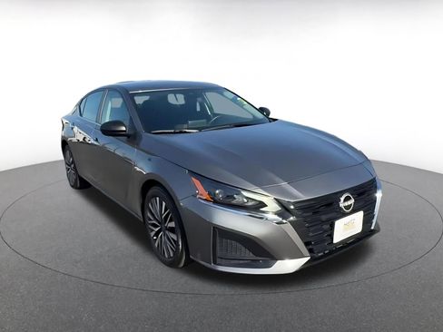 Used 2025 Nissan Altima 2.5 SV image 3