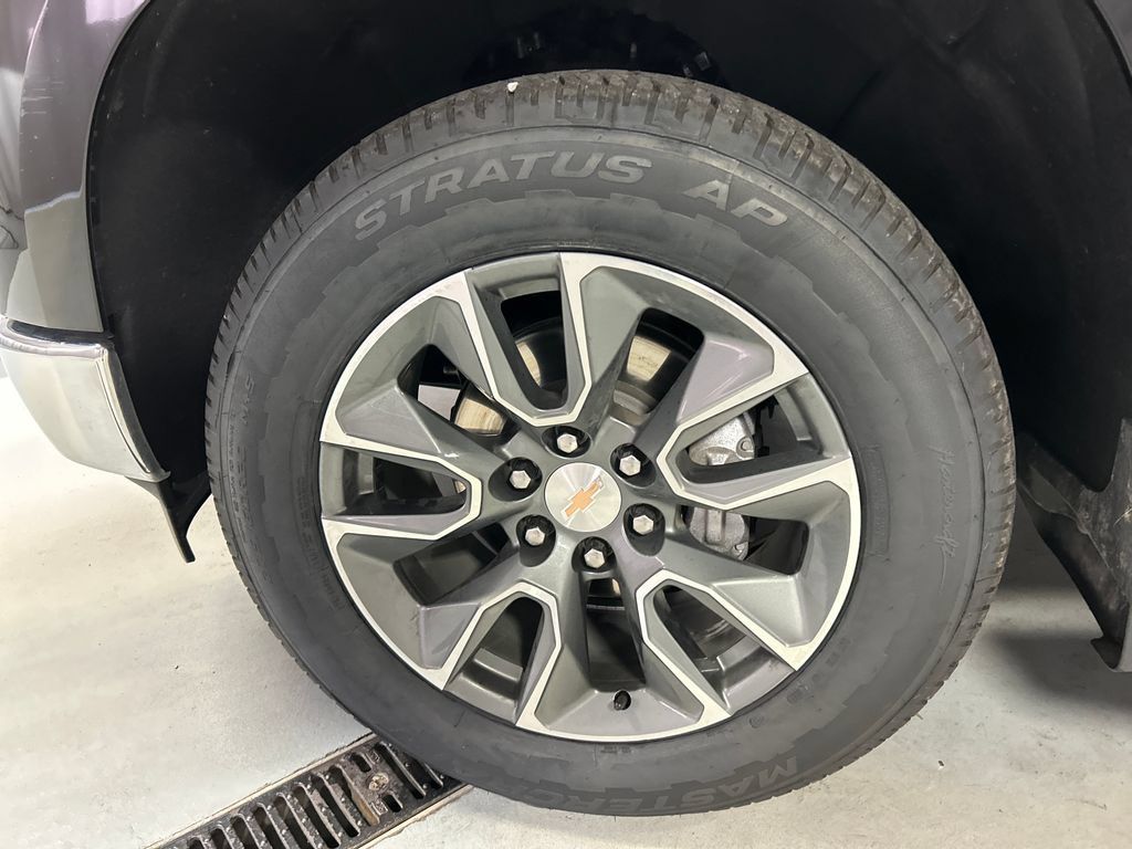 Used 2025 Chevrolet Silverado 1500 LT AWD/4WD image 9