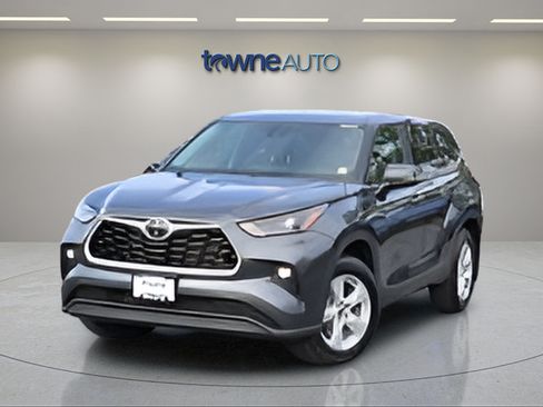 Used 2023 Toyota Highlander LE FWD image 3