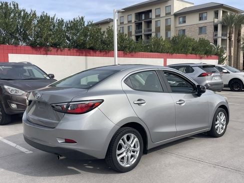 Used 2016 Toyota Yaris L image 2