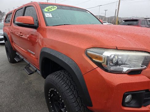 Used 2016 Toyota Tacoma TRD Off-Road w/ Premium & Technology Package image 9