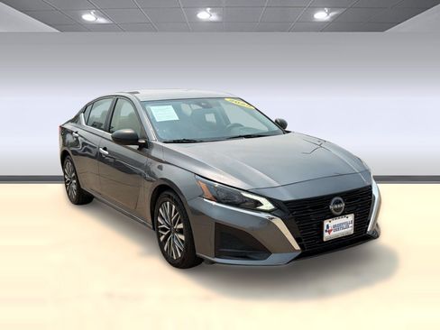 Used 2025 Nissan Altima 2.5 SV FWD image 7