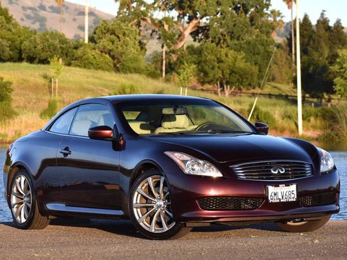Used 2010 INFINITI G37 Convertible w/ Premium Pkg RWD image 3