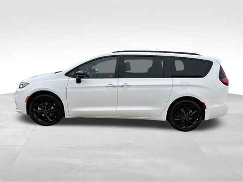 New 2026 Chrysler Pacifica Select w/ S Appearance Package image 2