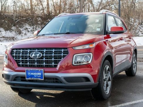 Used 2022 Hyundai Venue SEL image 2