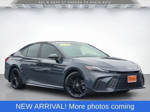 Used 2025 Toyota Camry SE FWD image 1
