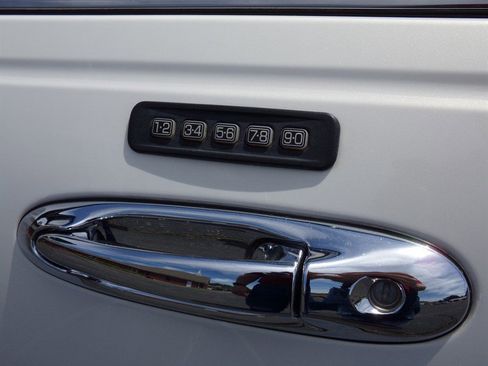 Used 2001 Lincoln Town Car Cartier RWD image 22