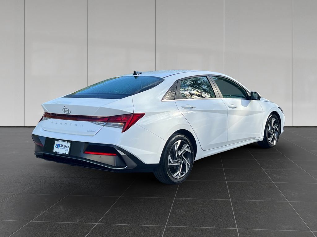 Used 2024 Hyundai Elantra Limited FWD image 5