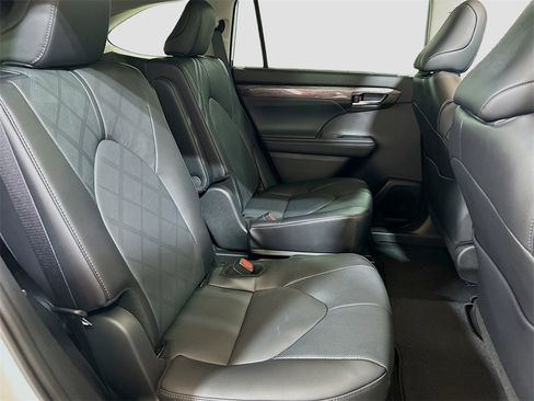 New 2025 Toyota Highlander Platinum image 26