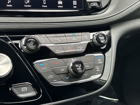 New 2026 Chrysler Pacifica Select image 24