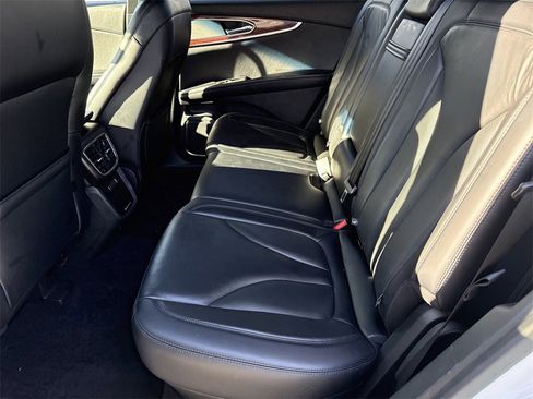 Used 2019 Lincoln Nautilus Select image 8