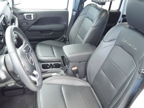 Used 2023 Jeep Wrangler Unlimited Sahara w/ Cold Weather Group AWD/4WD image 27