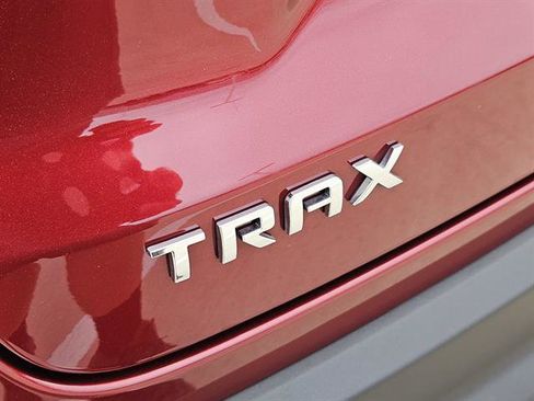 Used 2025 Chevrolet Trax LT w/ LT Convenience Package image 9