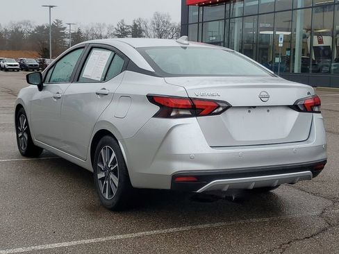 Used 2023 Nissan Versa SV image 3