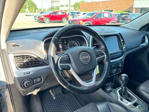 Used 2015 Jeep Cherokee Trailhawk w/ Cold Weather Group AWD/4WD image 2