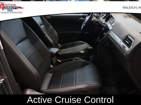Used 2021 Volkswagen Tiguan SE w/ Panoramic Sunroof Package image 17