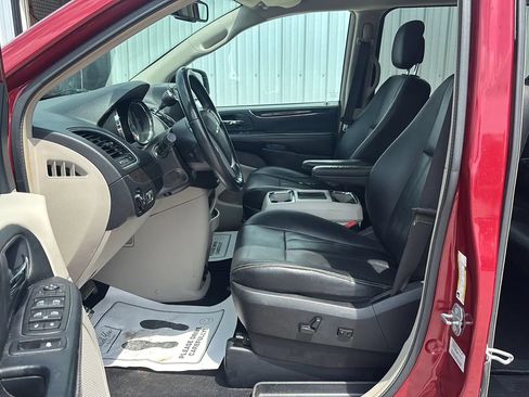 Used 2016 Chrysler Town & Country Touring w/ Driver Convenience Group FWD image 18