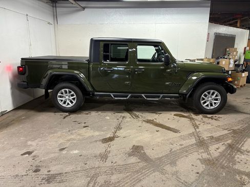 Used 2023 Jeep Gladiator Sport image 4