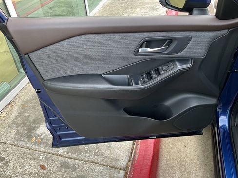 Used 2023 Nissan Rogue SV image 12