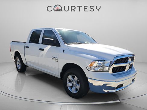 Used 2022 RAM 1500 Classic SLT image 4