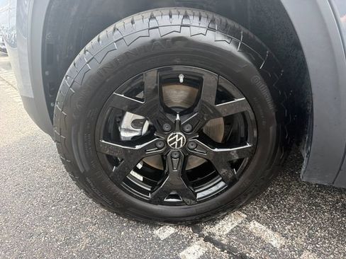 Certified 2025 Volkswagen Atlas Peak Edition SE AWD/4WD image 28