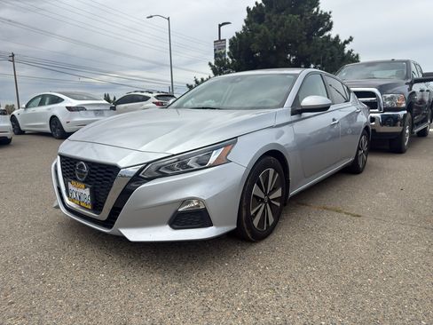 Used 2022 Nissan Altima 2.5 SV FWD image 1