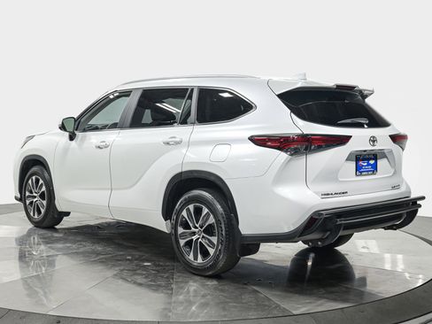 Used 2023 Toyota Highlander XLE AWD/4WD image 4