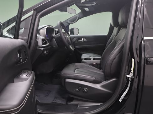 New 2026 Chrysler Pacifica Select FWD image 11